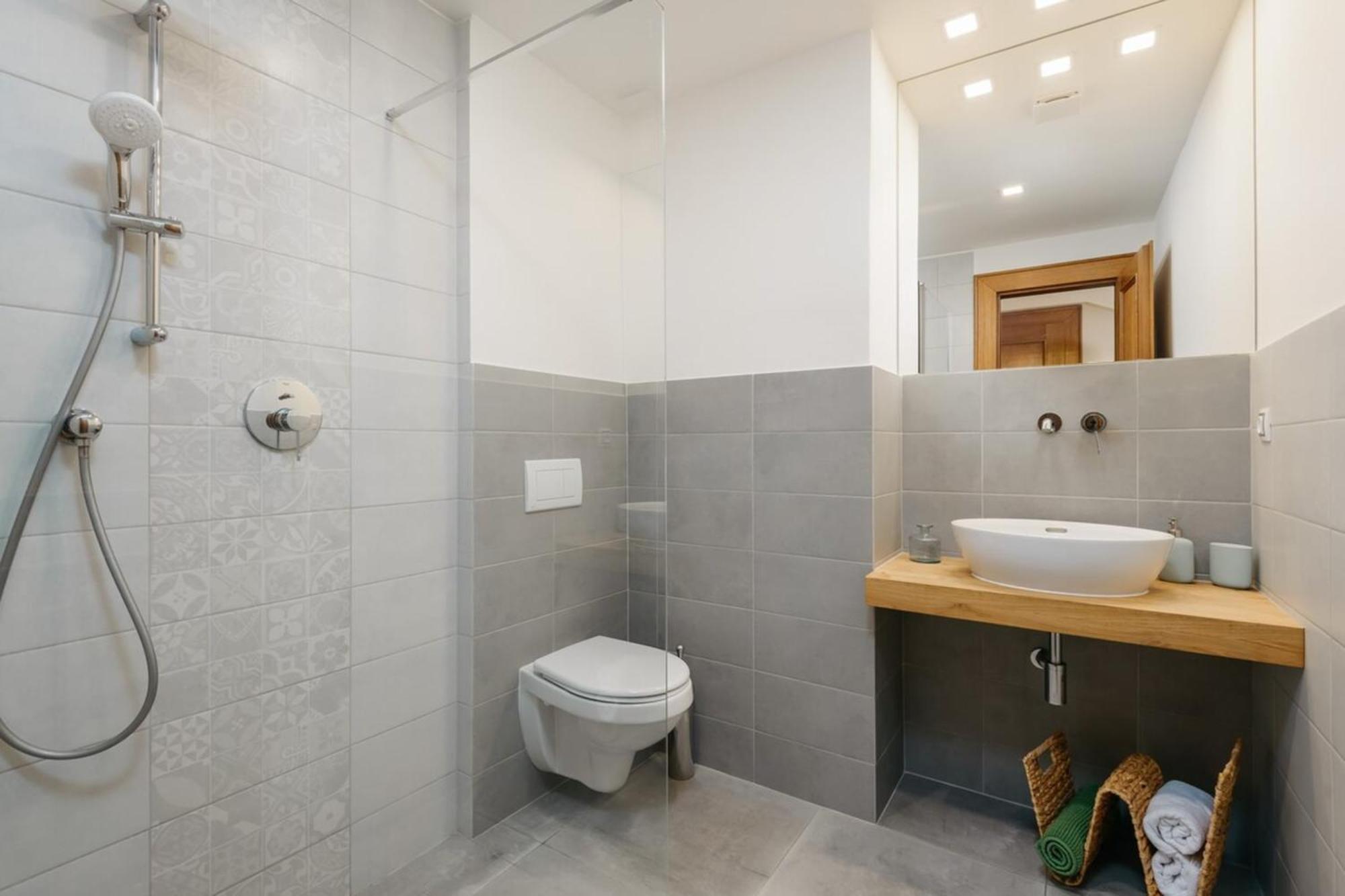 Apartament Eli Spacious With Old Town View, Parking & Ac