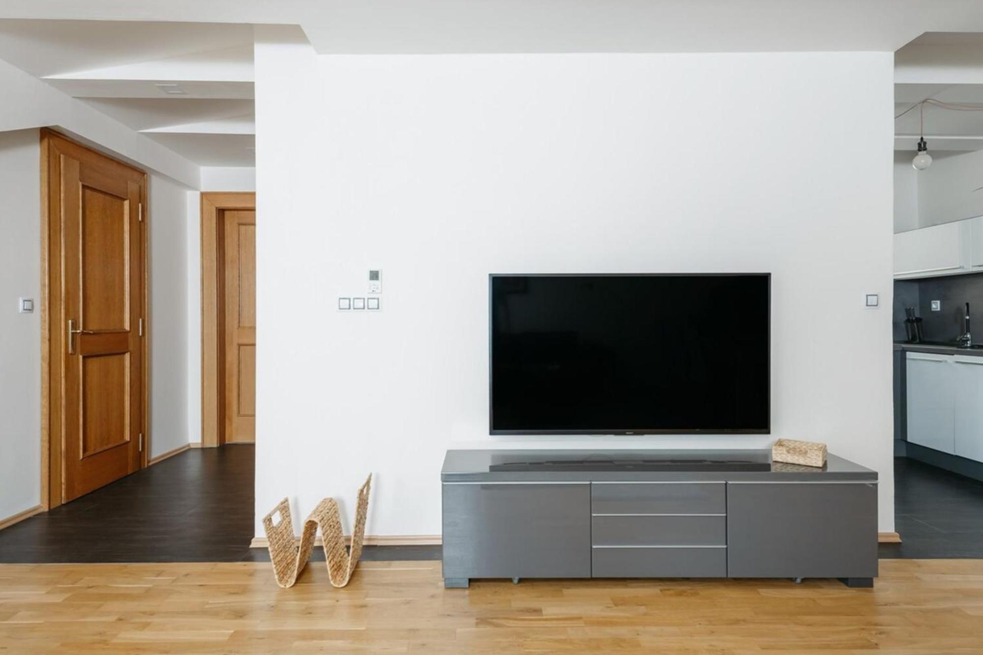 Apartament Eli Spacious With Old Town View, Parking & Ac